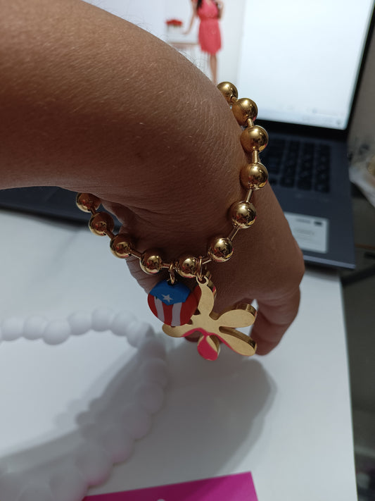 Pulsera con la Bandera de PR y una flor.