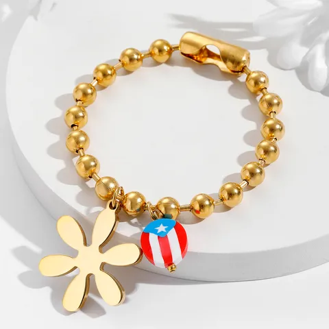 Pulsera con la Bandera de PR y una flor.