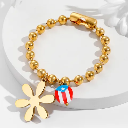 Pulsera con la Bandera de PR y una flor.