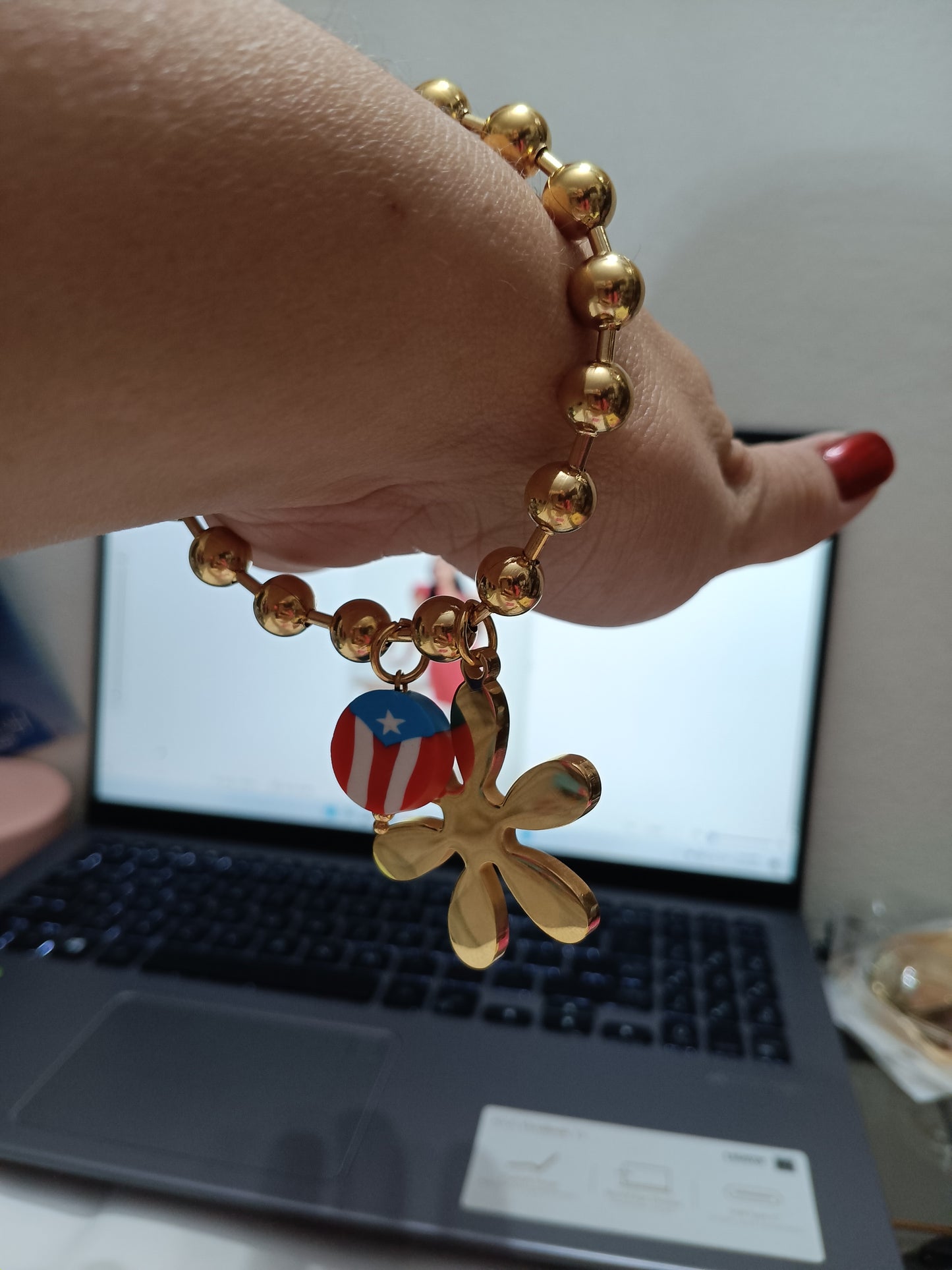 Pulsera con la Bandera de PR y una flor.