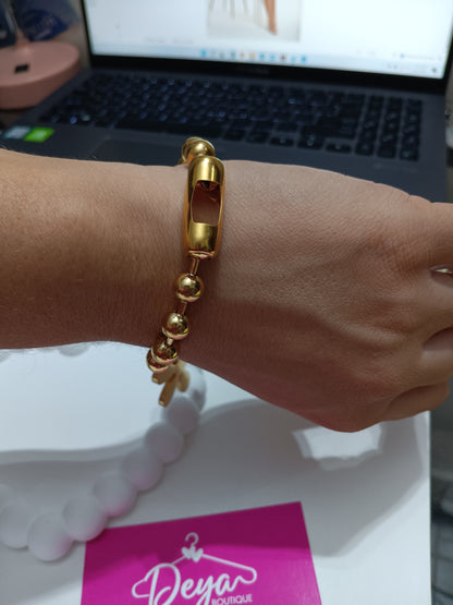 Pulsera con la Bandera de PR y una flor.