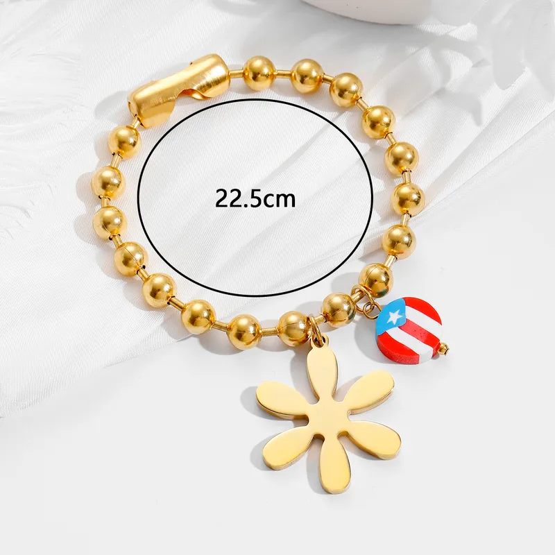 Pulsera con la Bandera de PR y una flor.